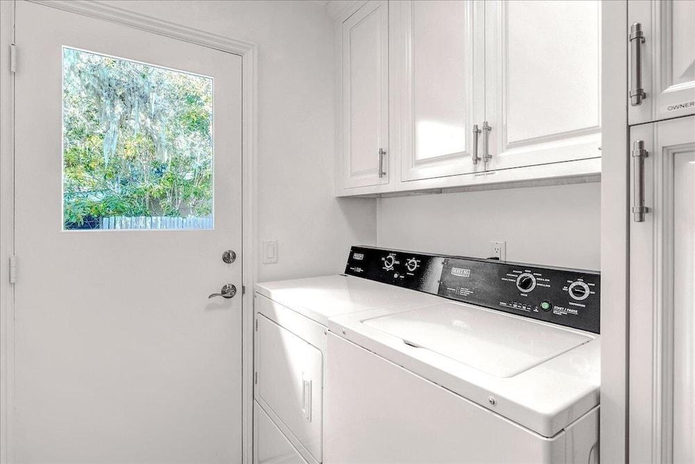 Pebble Beach Barking Seals - 5min Walk to the Beach! Interior