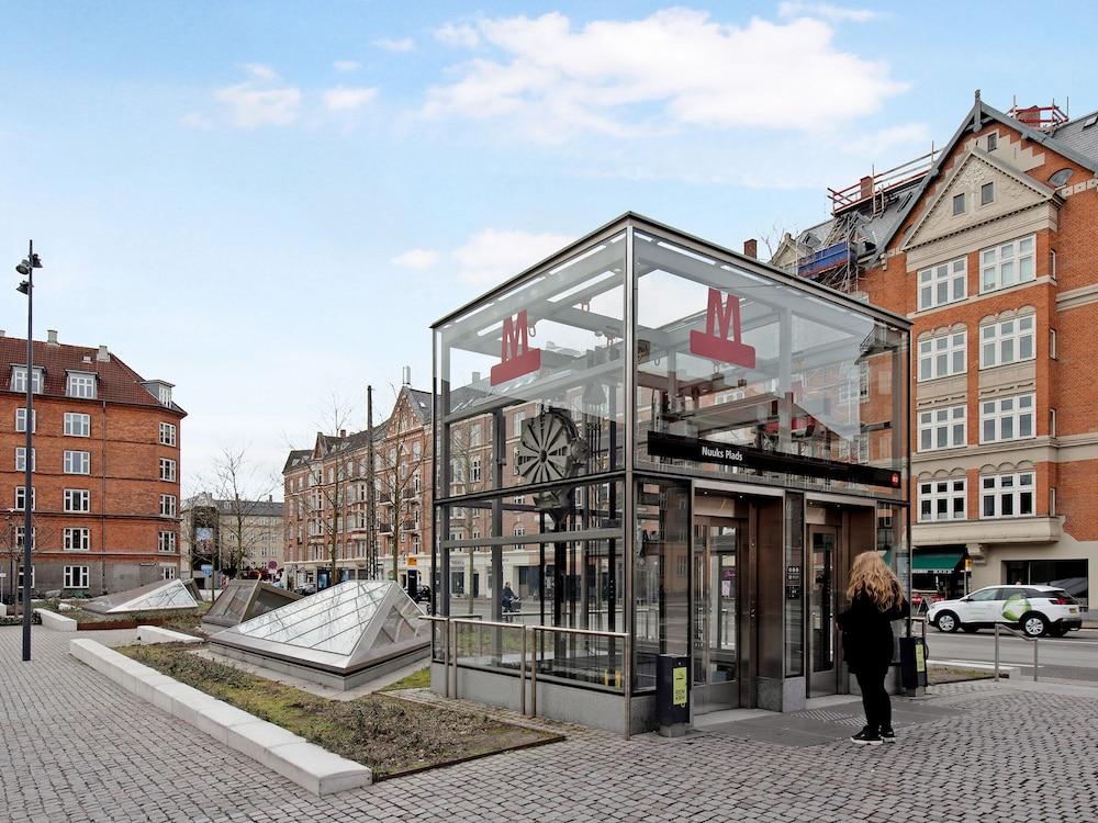 Sanders Constantin - Chic 2-bdr Apt With Balcony Exterior