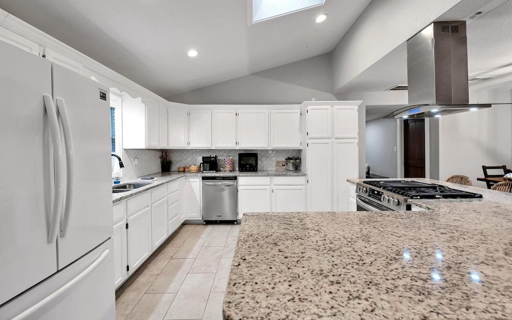 Charming Farmhouse Unplug Unwind Explore Waco Room