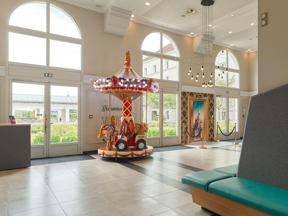 بي آند بي هوتل ت ديسنيلاند باريس (يشمل دخول البارك) الردهة