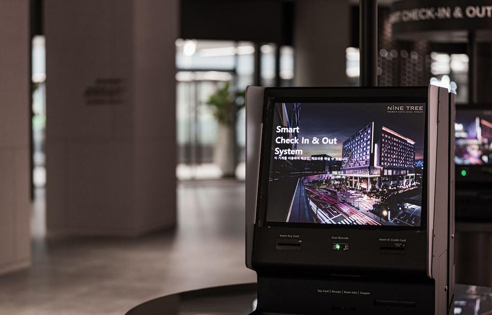 ناين تري باي بارناس سيول بانغيو منصة تسجيل إجراءات الوصول/المغادرة