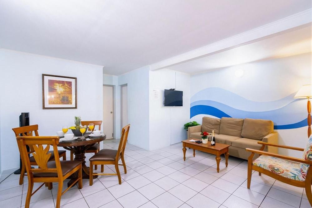 Amazing 2BR 1BA w Pool Close to the Beach BBQ Room