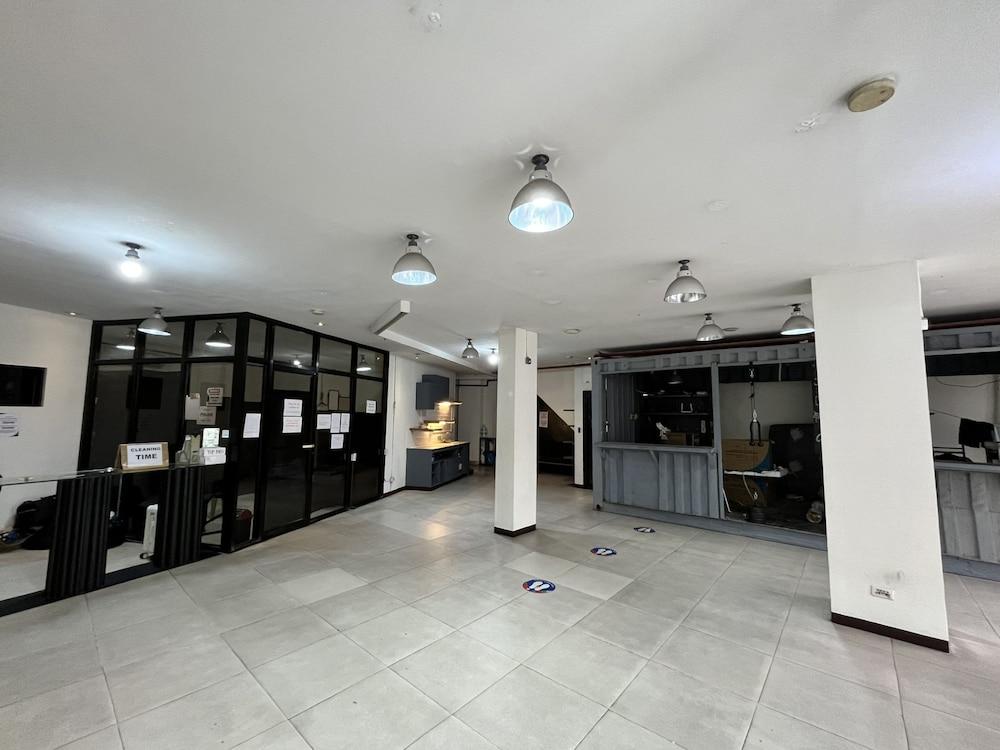 Junction Hostel Poblacion Makati Avenue Lobby
