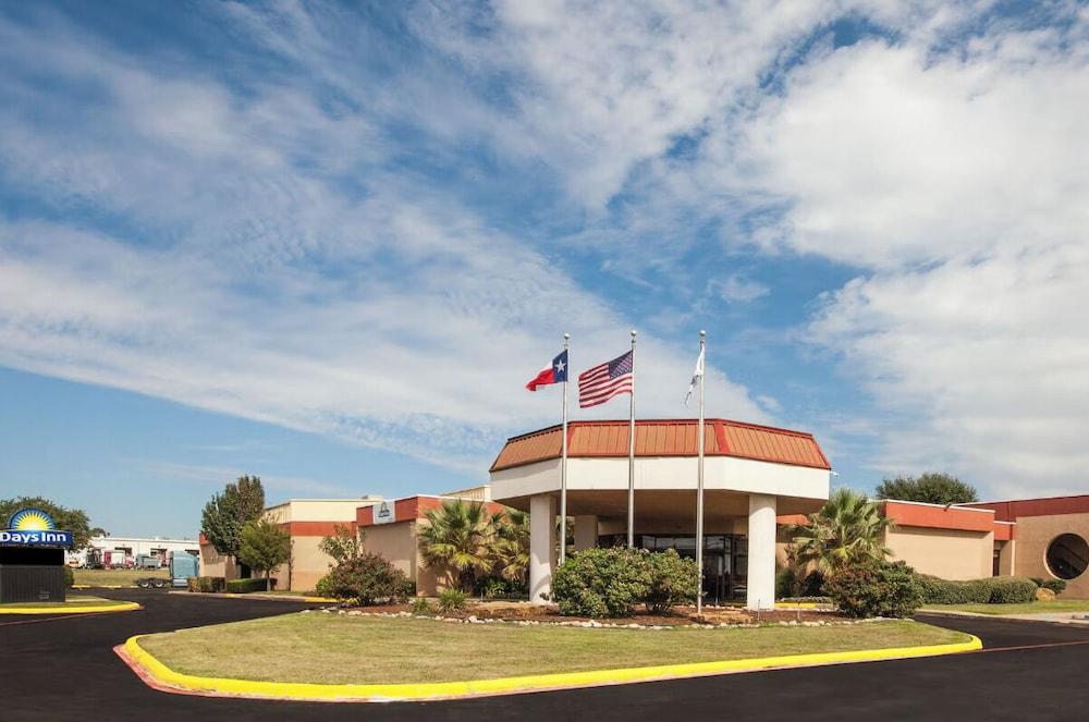 Days Inn by Wyndham Sherman Featured Image