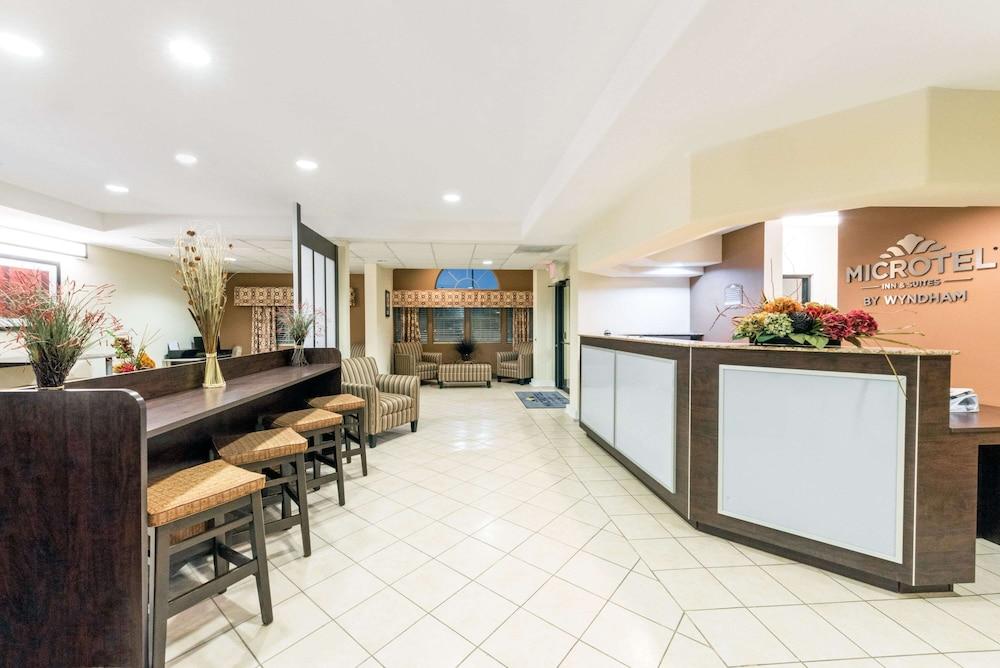 Microtel Inn and Suites Eagle Pass Lobby