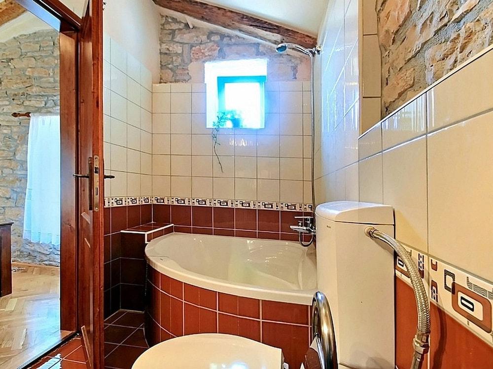 تشارمينج هاوس ويذ برايفت بول آند فينسد جاردن، نير بوريك آند بيتش حمام