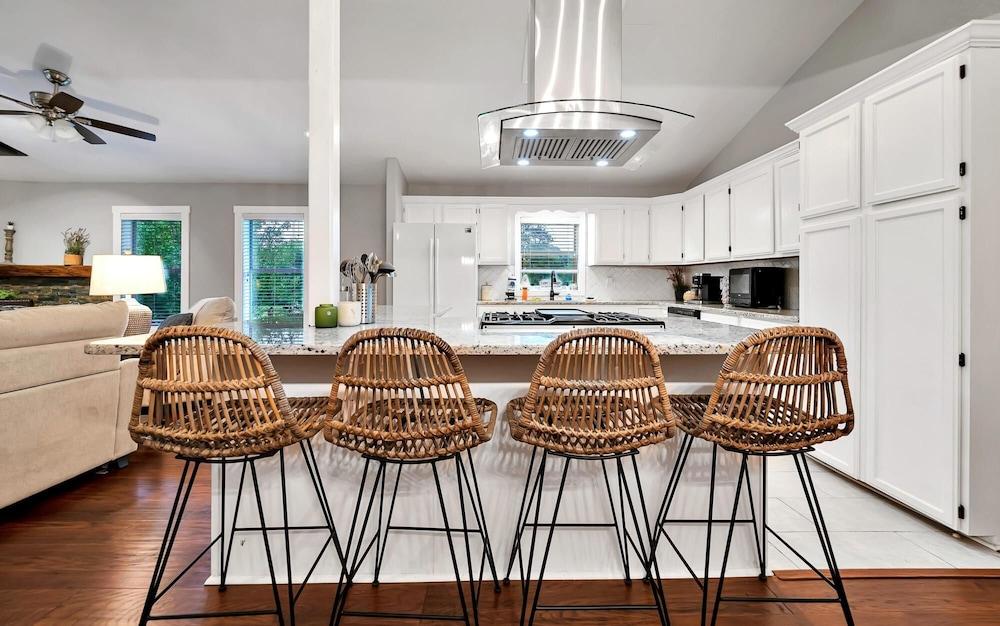 Charming Farmhouse Unplug Unwind Explore Waco Room