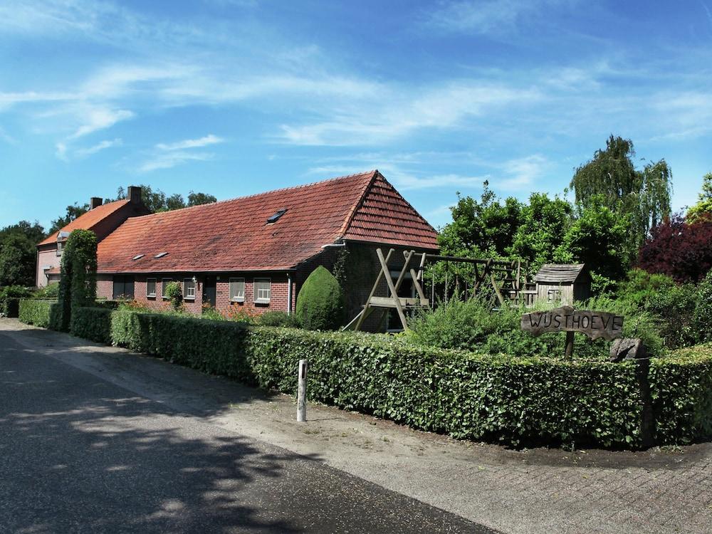 Completely Renovated Back Part of a Farm المنطقة الخارجية