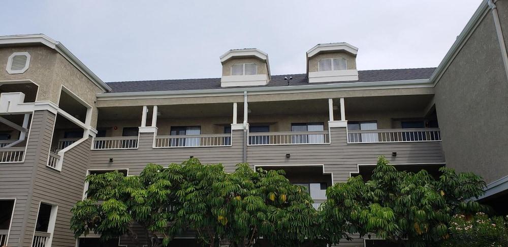 Oak Tree Inn Exterior