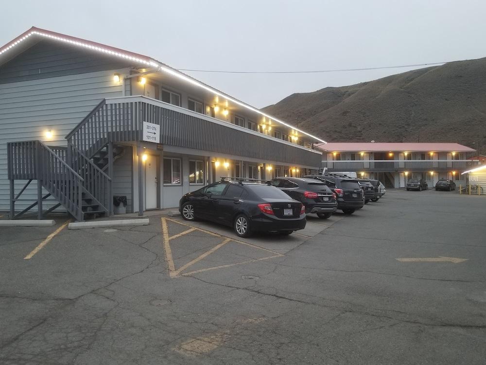 Canadas Best Value Desert Inn & Suites Cache Creek Exterior