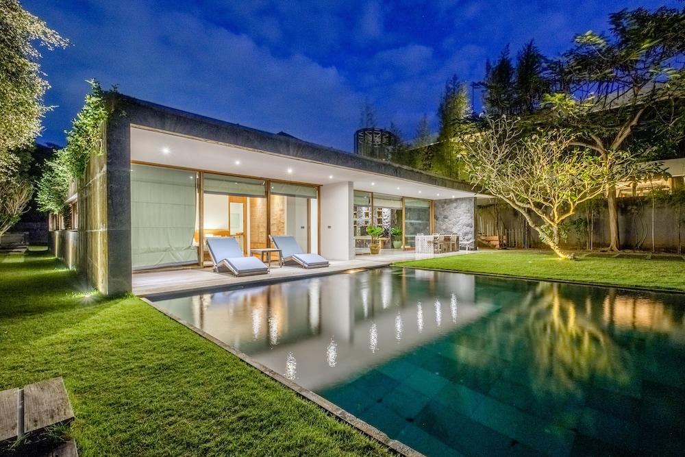 Jimbaran Balangan BeachFront Villa Nakar Featured Image