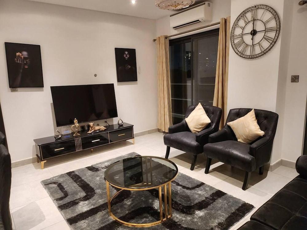 Luxurious & Comfy Gem-5 Star Location-pools, Gym! Interior