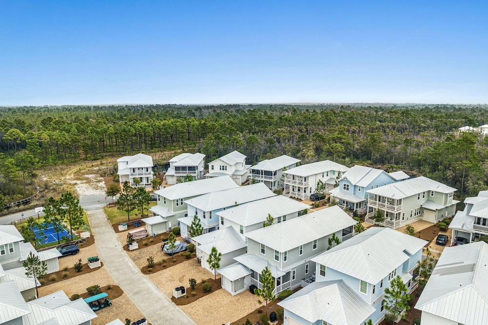 3 إيه بيتش هاوس - بارتي ٔوف ا5ي بابي ايتش جي منظر من الجو