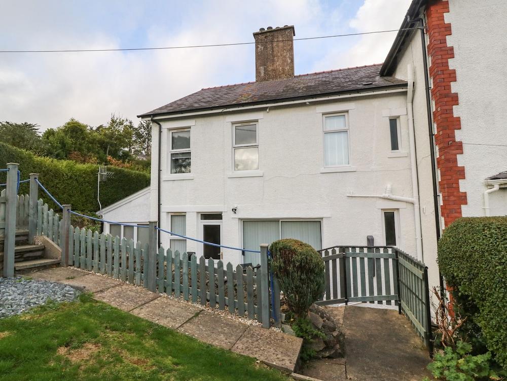 2 Argoed Exterior