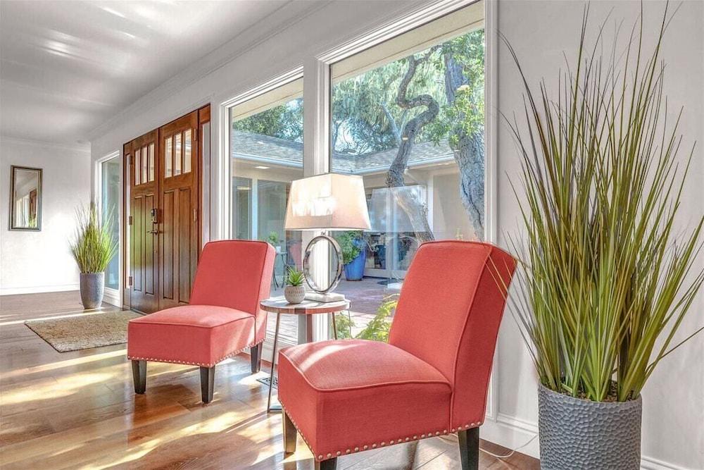 Pebble Beach Barking Seals - 5min Walk to the Beach! Interior