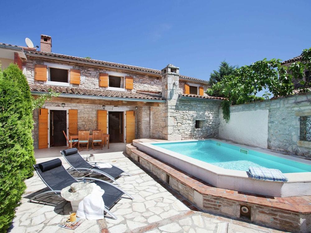 Luxurious Holiday Home in Barban With Private Pool Waterslide