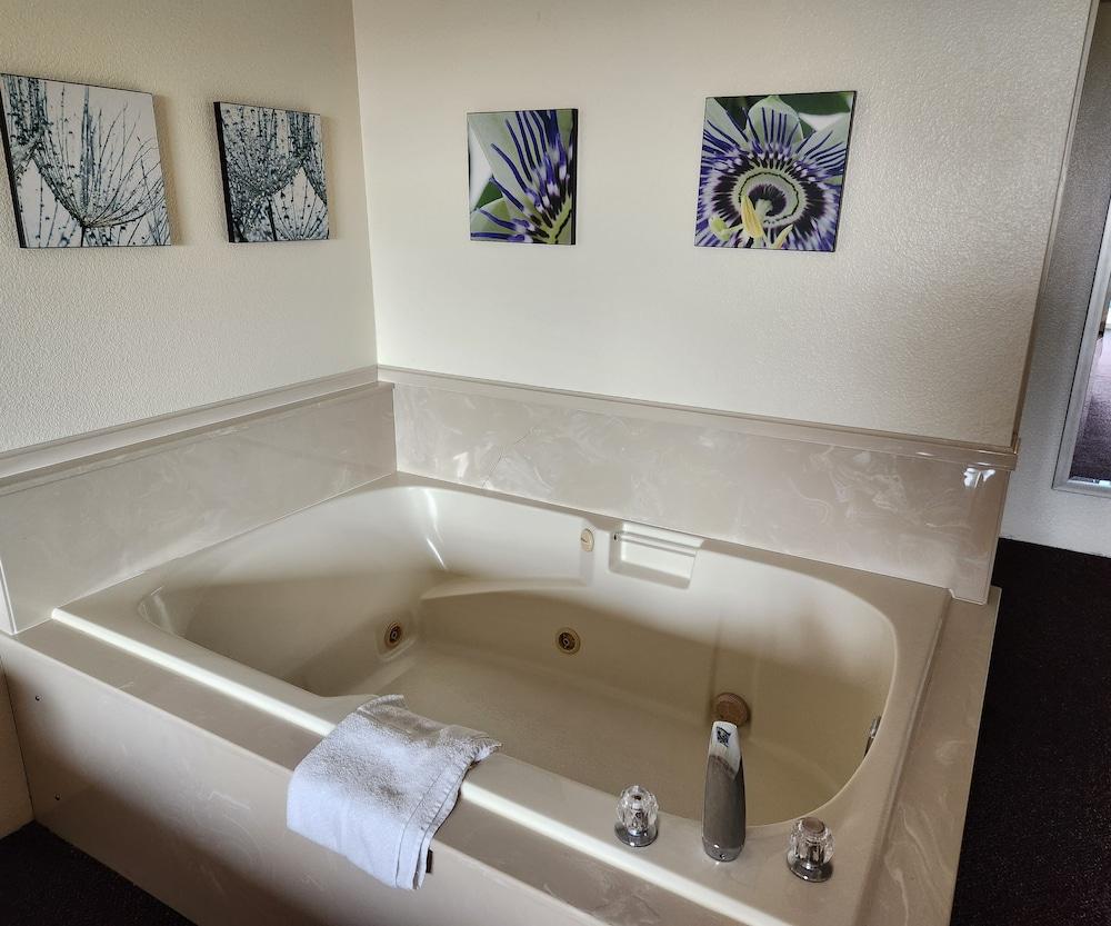 Bayview Inn Private Spa Tub