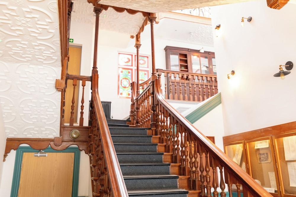 ستنينج ستوديو إن كونفيرتيد بيلدينج منطقة الاستقبال