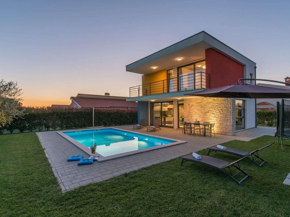 مودرن فيلا إن دراسيفاك ويذ سويمينج بول