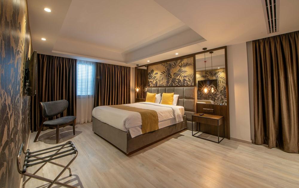 ألموند بيزنس هوتل