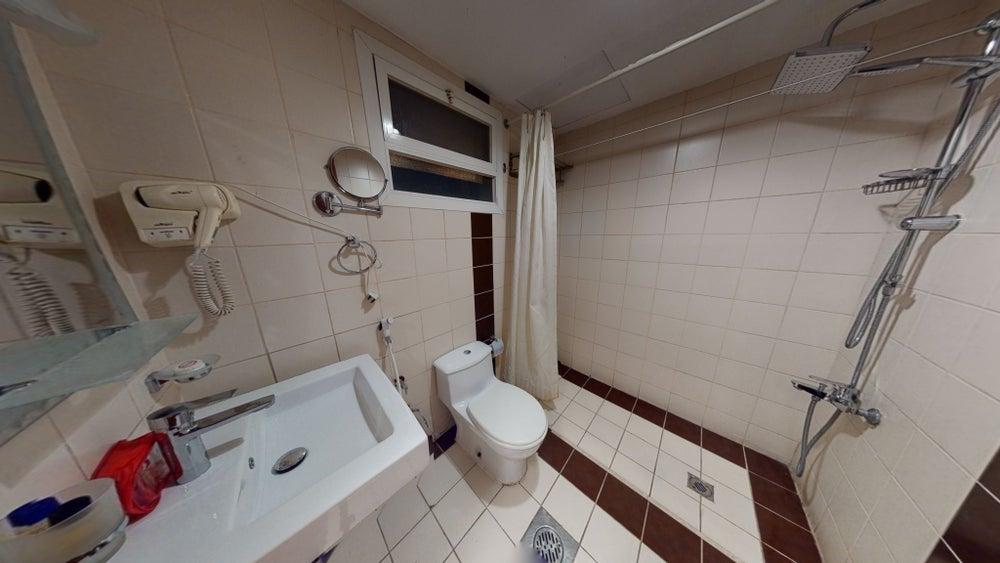 Comfy Chalet with Comfortable and Simple Furniture | 1006 Bathroom