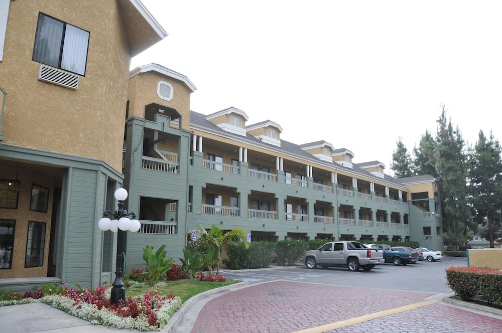 Oak Tree Inn Exterior