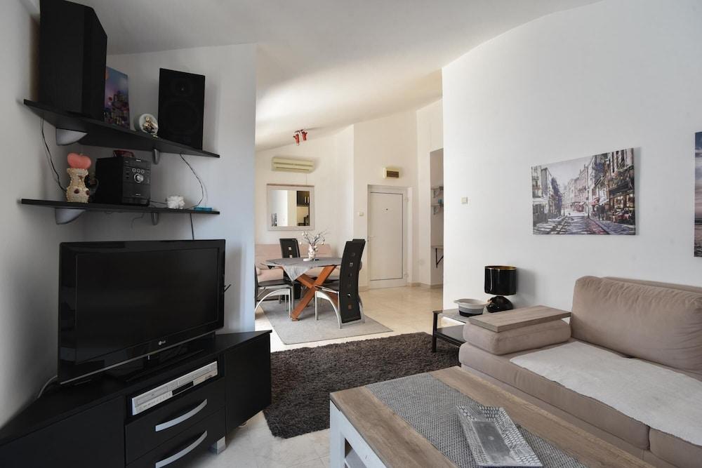 Sea View Flat w Balcony 10 min to Budva Beach Room