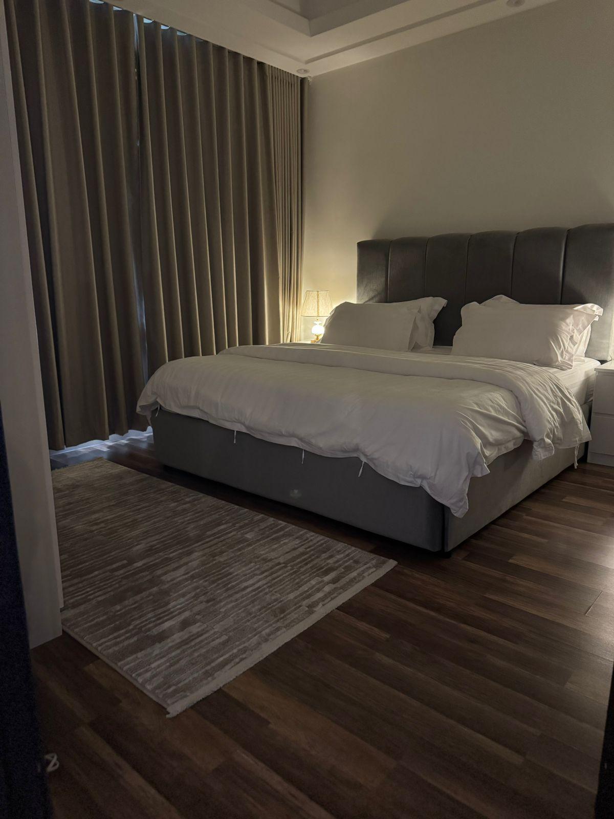 Luxurious Studio with Comfortable and Simple Furniture | 5664 Featured Image