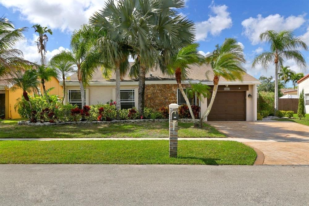 Golden Tropics 30 Minutes From Superbowl 2020 Pool Fenced Backyard Exterior