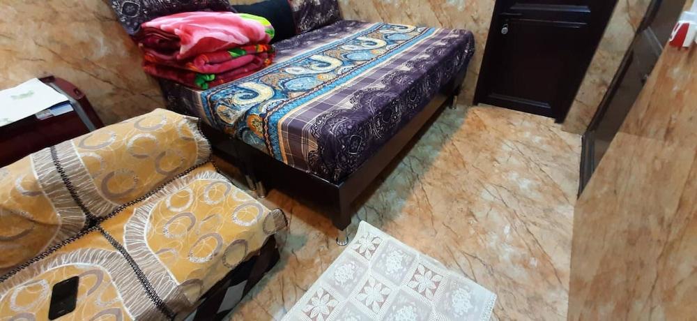 رووم إن جويست روم - بوش فوراينرز بليس، كبلز ألاويد لاجبات ناجار غرفة