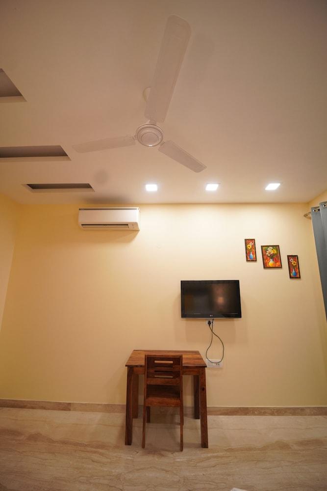 Lime Tree 3BHK Serviced Apartments DLF 5 Reception