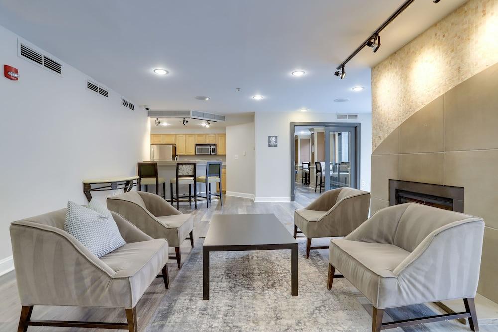 Fantastic Apt with City View at Ballston Lobby Sitting Area