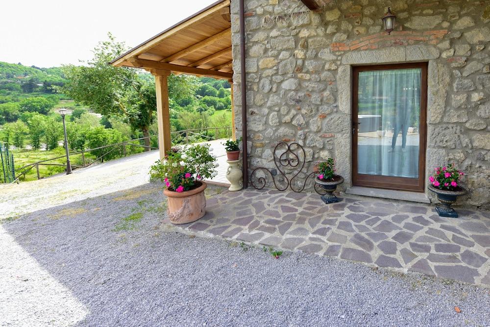 Agriturismo Castello delle Fornaci - Private Jacuzzi Exterior