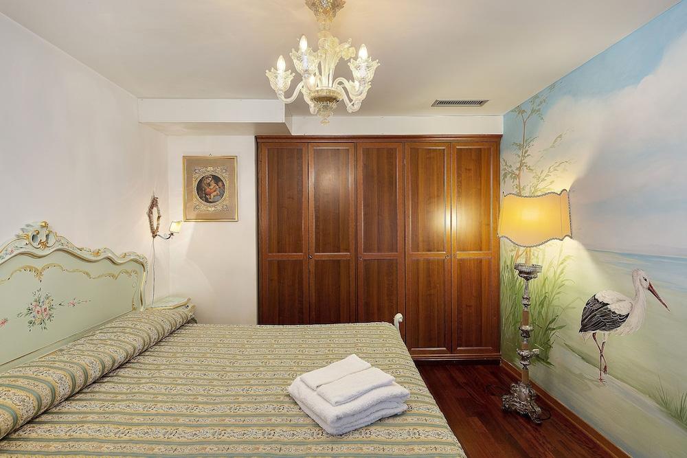 Fresco-Rialto Room