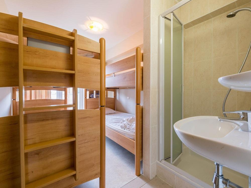 أبارتمنت إن تزيديك ويذ سي فيو حمام