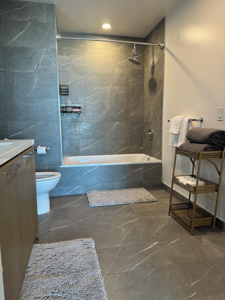 ريلاكس أون برودواي ويذ إيه فيو حمام