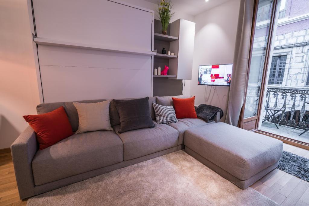 لي بلكون دي لا فيي فيل أخرى