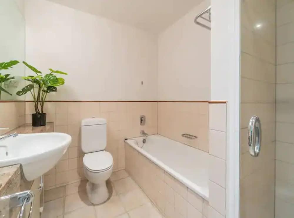 Spacious 1BR Apt Parking+Gym+Pool Zodiak Stays Bathroom