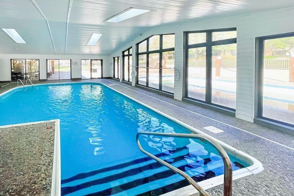 جاثرينج بليس آت ذا فوتهيلز نير باركس! زحليقة مائية