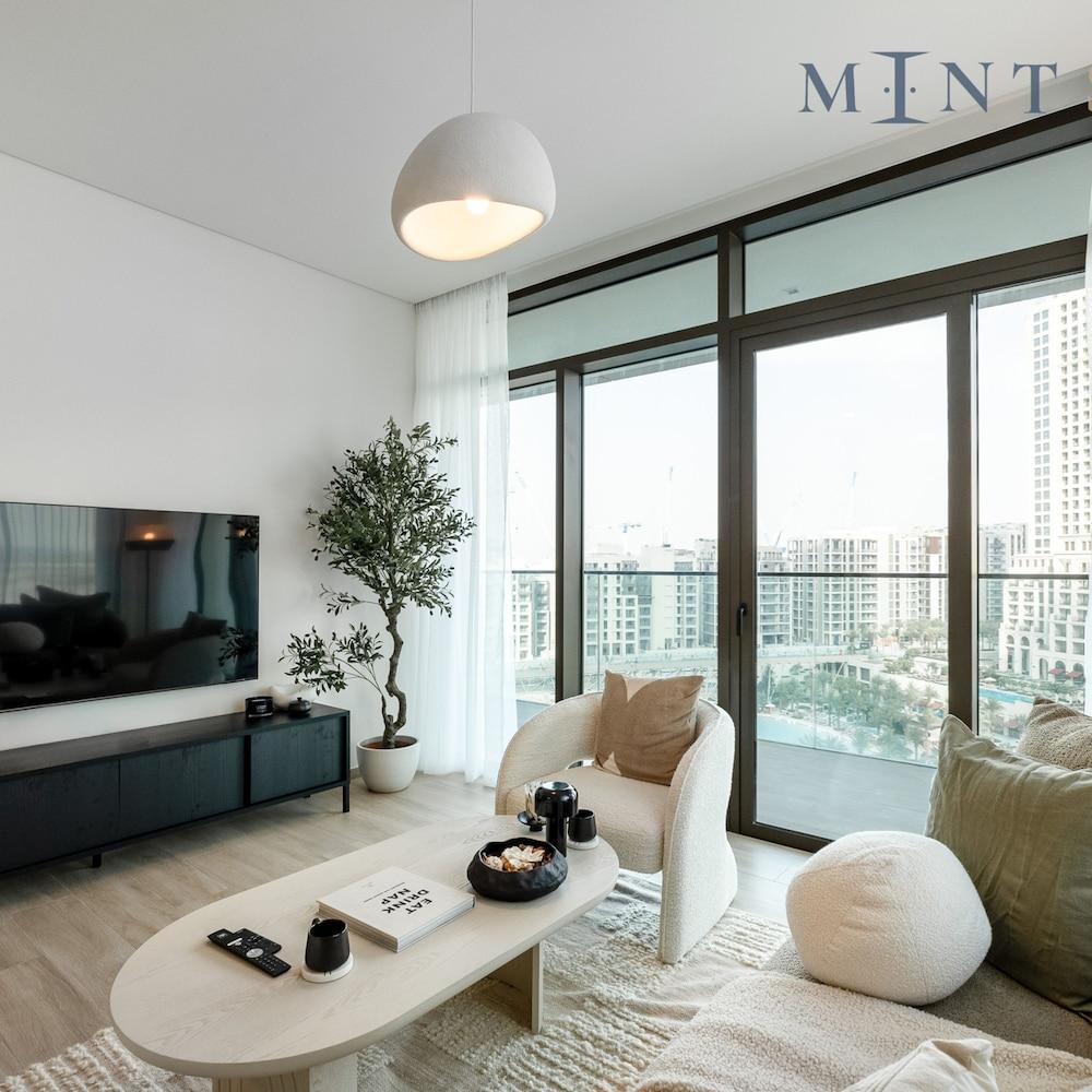 Cozy 2BR With Creek Views in Dubai Creek Harbour Room