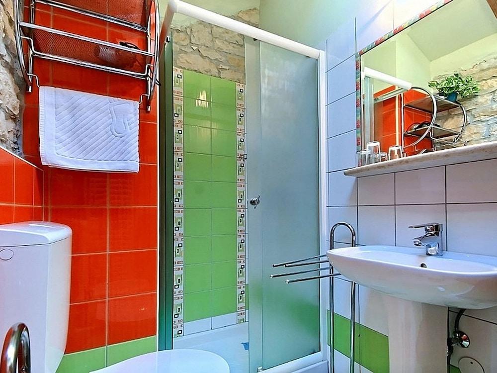 تشارمينج هاوس ويذ برايفت بول آند فينسد جاردن، نير بوريك آند بيتش حمام