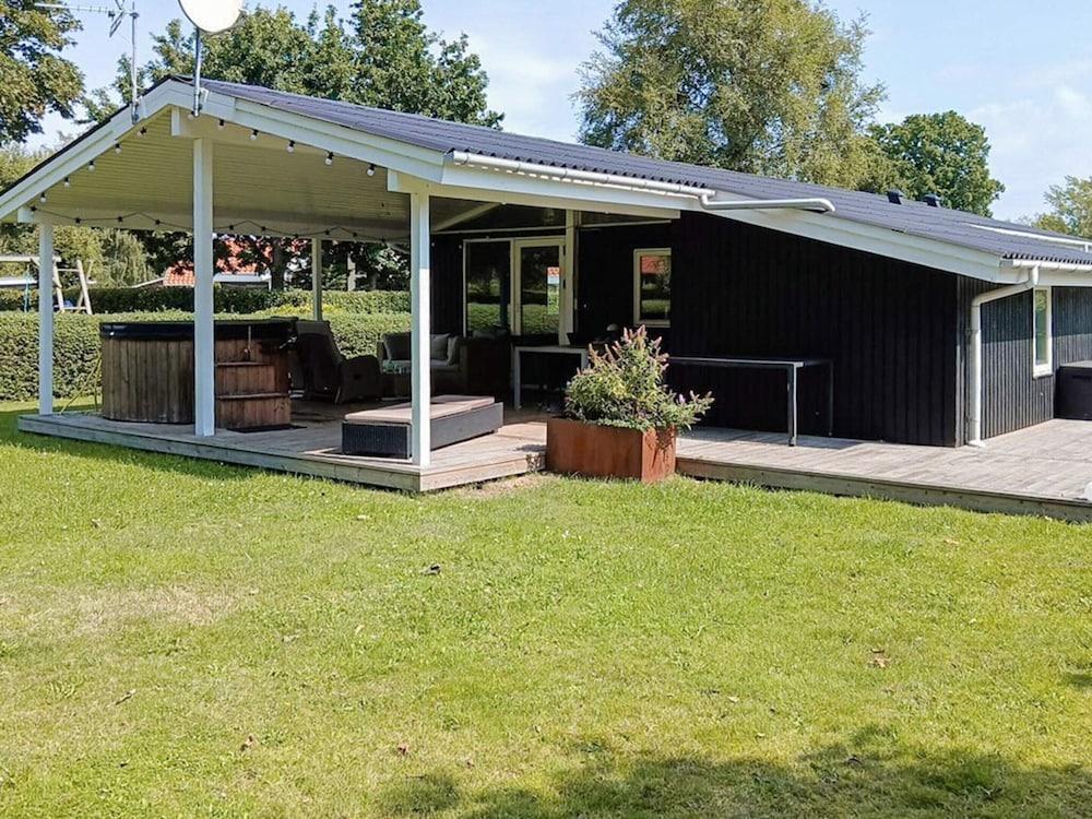 مودرن هوليداي هوم إن جويلسميندي ويذ هوت توب المنطقة الخارجية