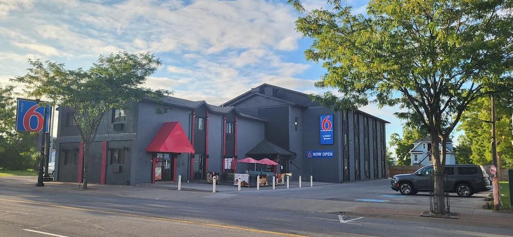 Motel 6 Niagara Falls, ON – Near the Falls Exterior