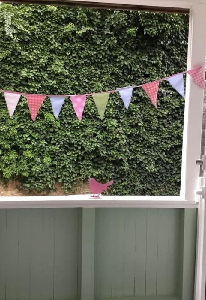 Holiday Apartment Sparrow's Nest Property Grounds