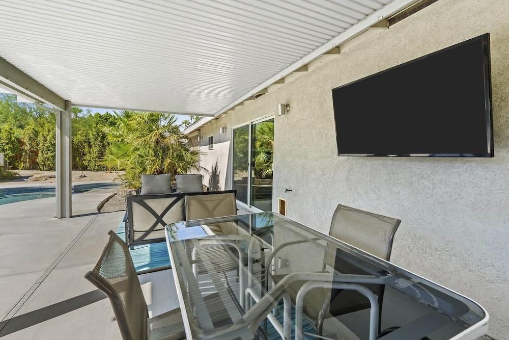 3 BDR Desert Oasis in the Heart of Palm Springs! Property Grounds