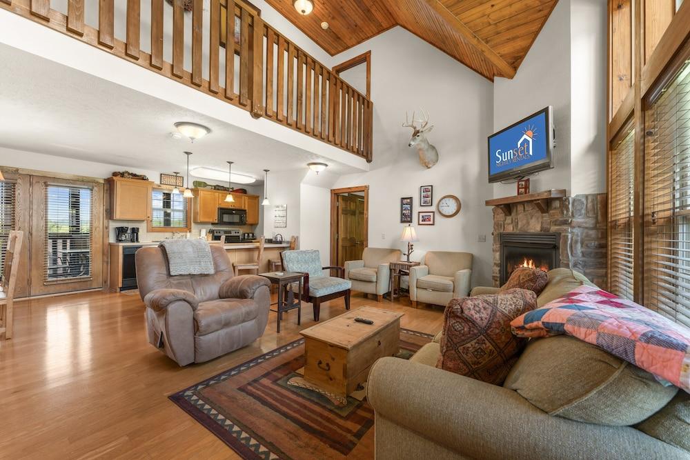 Lazy Jc Lodge 4 Bedroom Lodge by RedAwning Featured Image