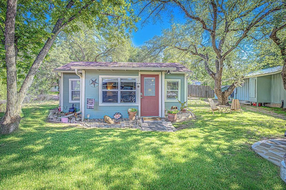 Charming Lakeview Cottage With Lake Access! Exterior