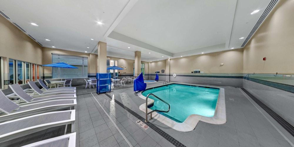 هيلتون جاردن إن إيثاكا زحليقة مائية