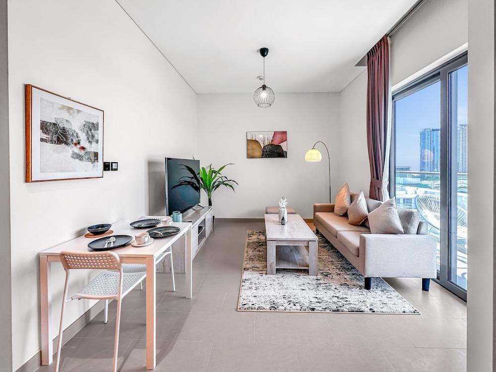 لاكشري ستايكيشن - شقة أنيقة مزودة بشرفة وحمام سباحة كبير