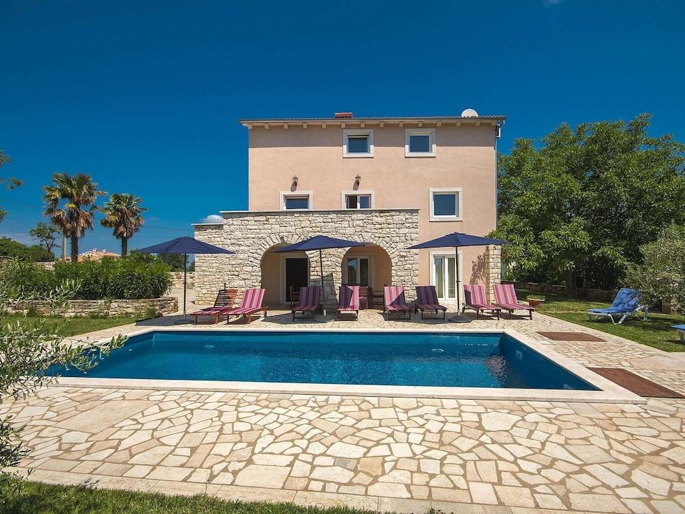 Snug Villa in Motovun With Swimming Pool